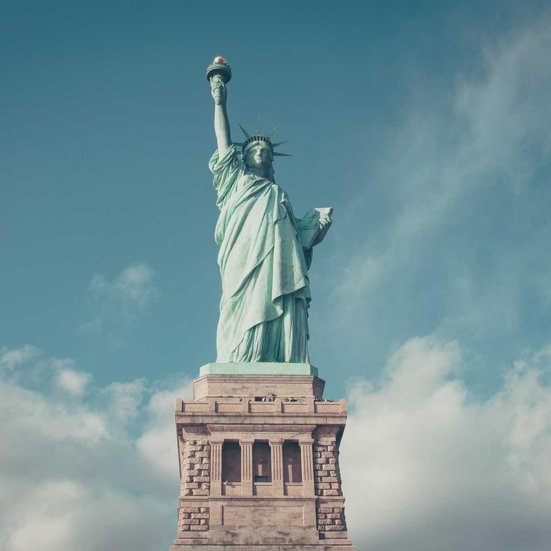 Praesentium porro velit doloremque iure et.